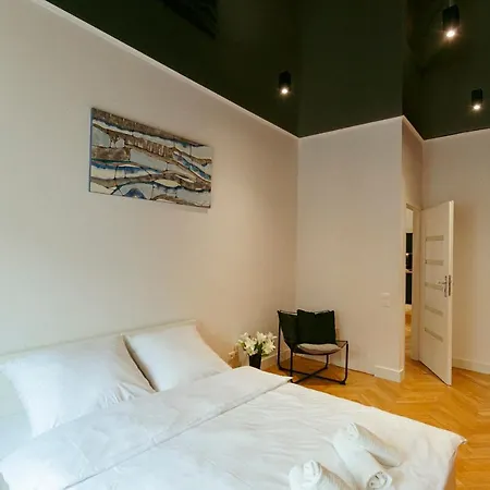 Wspolna 54a: With Free Parking Apartment Warsaw